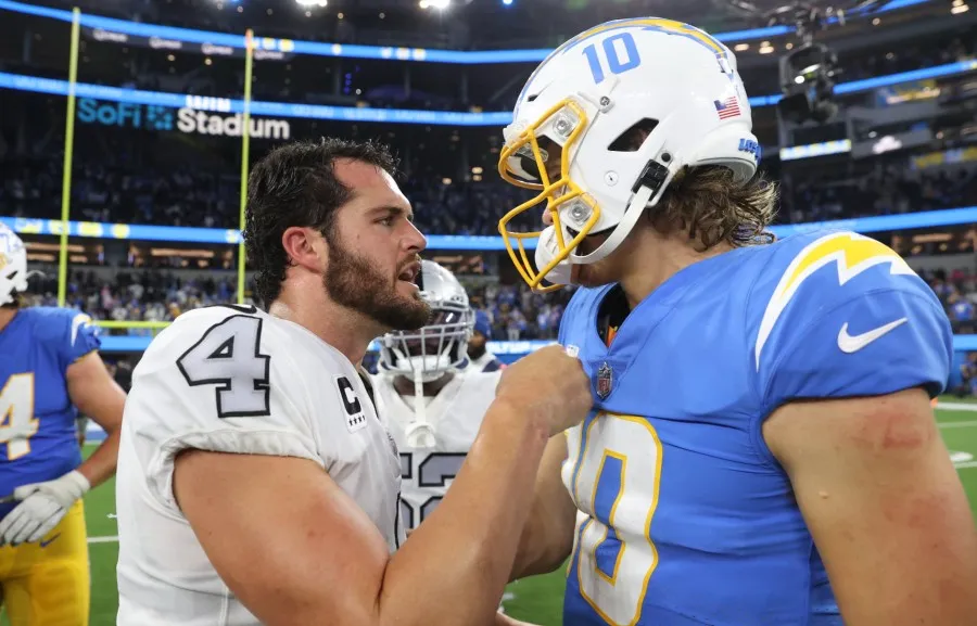 Justin Herbert y Derek Carr