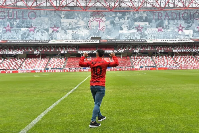 Leo Fernández durante su presentación con Toluca