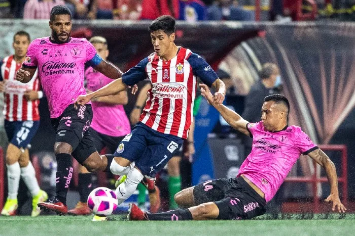 IMAGO7 Uriel Antuna durante un partido con Chivas