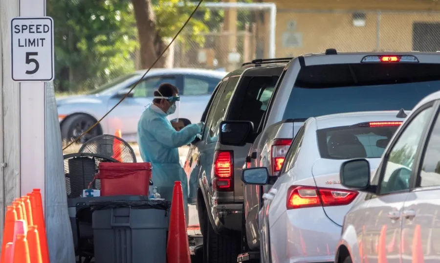 Fila para vacunarse en Estados Unidos