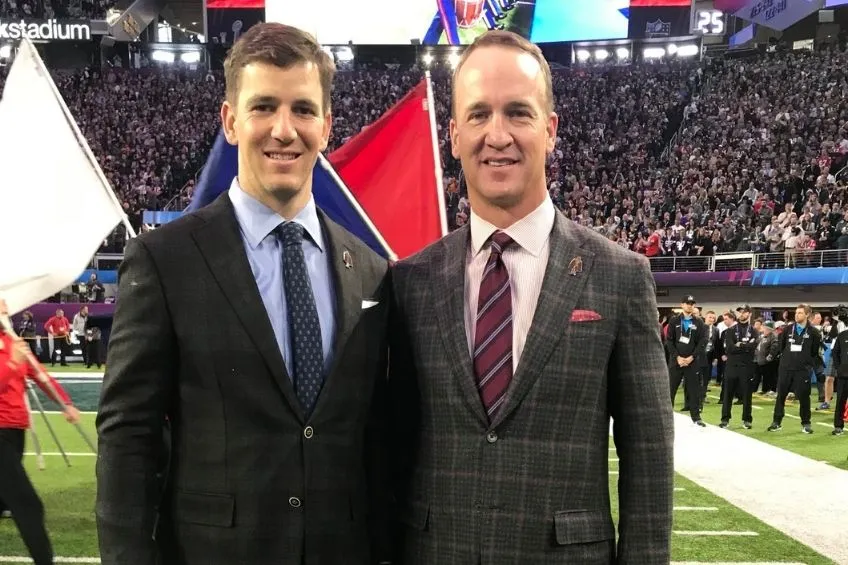 TWITTER: @EliManning Eli y Peyton Manning en el terreno de juego