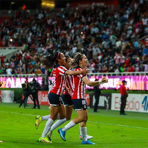 Jugadoras del Rebaño festejan un gol