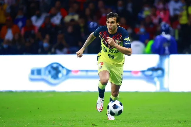 Benedetti conduce el esférico