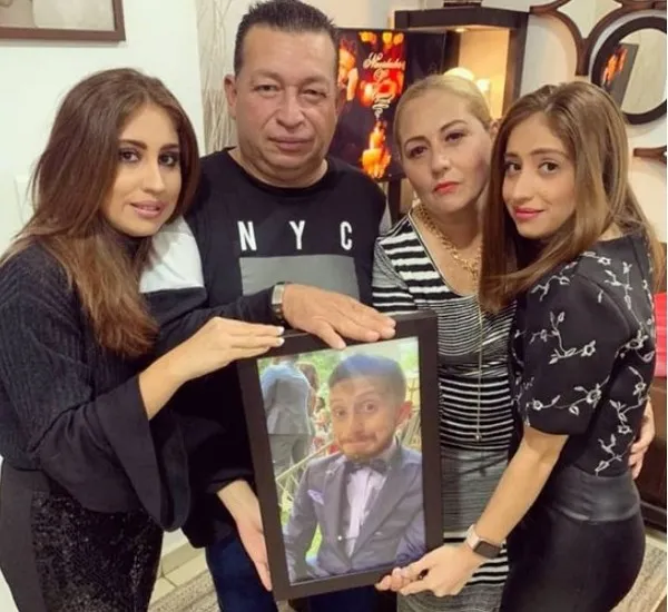 Familia de Octavio Ocaña junto a foto del actor