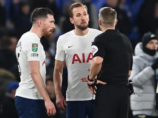 Harry Kane en reclamo al árbitro