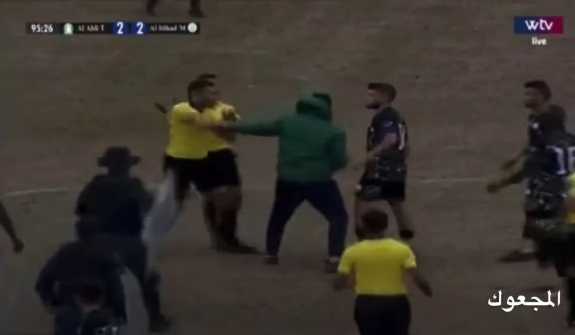 El árbitro se fue a los golpes