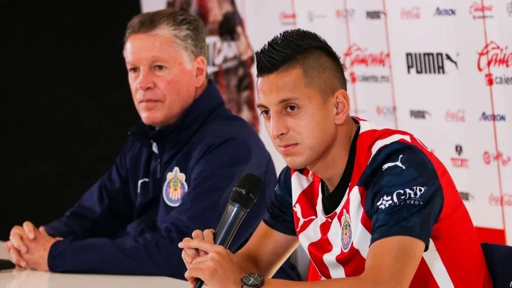 IMAGO7 Alvarado en su presentación con Chivas