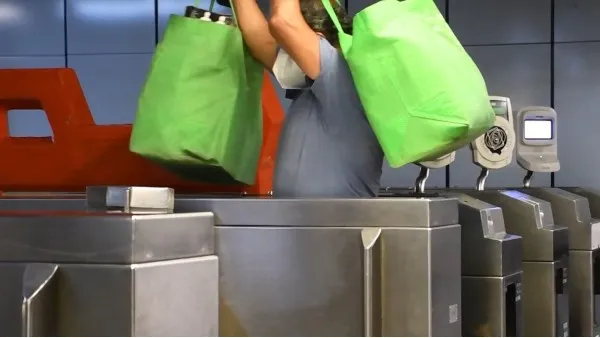 Usuario ingresa al Metro con paquete voluminoso