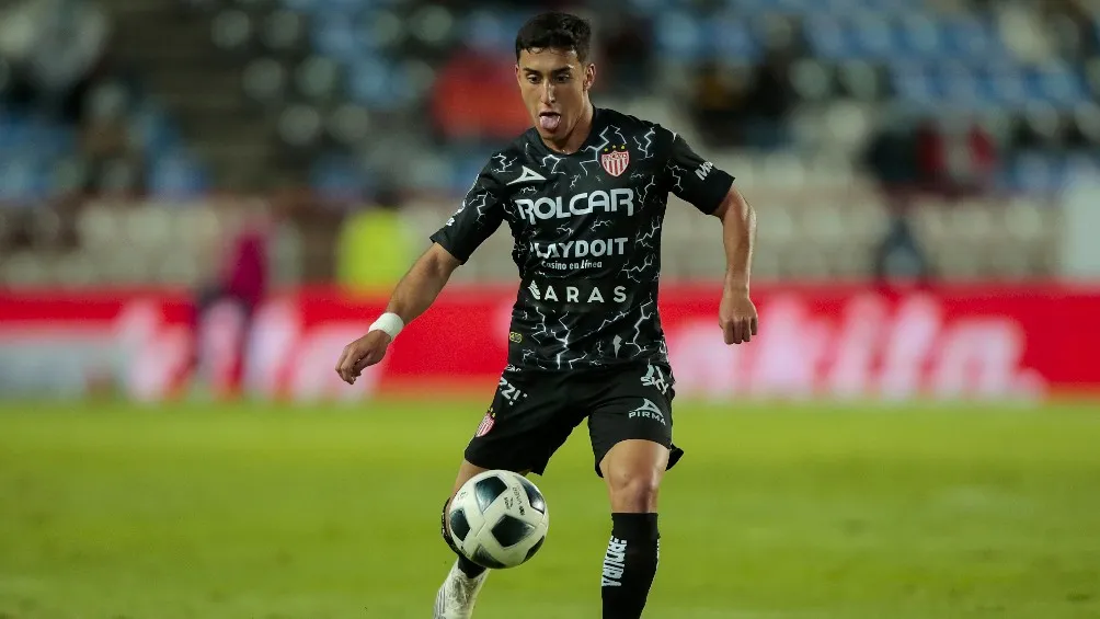 Alejandro Zendejas jugando partido con Necaxa en la Liga MX