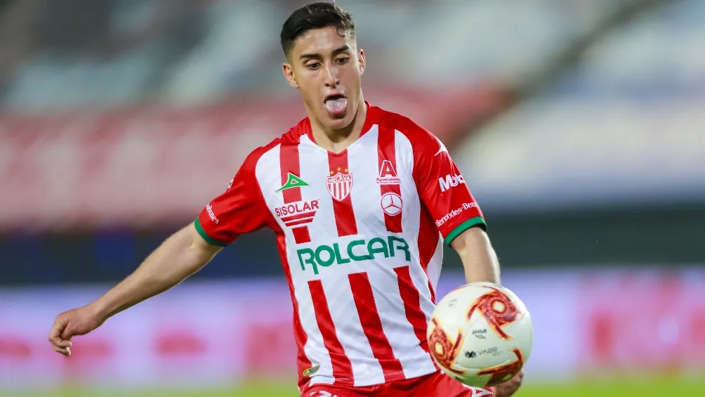 Alejandro Zendejas jugando partido con Necaxa en la Liga MX