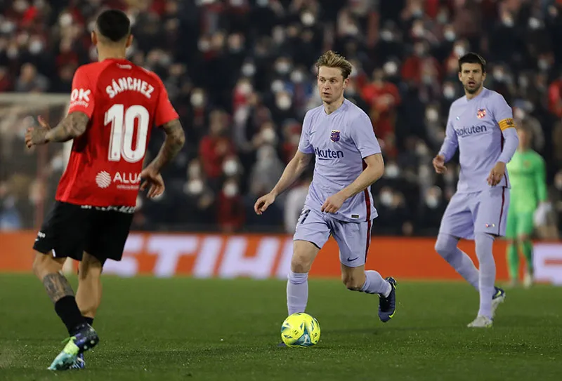 Frenkie de Jong durante un duelo con el Barcelona