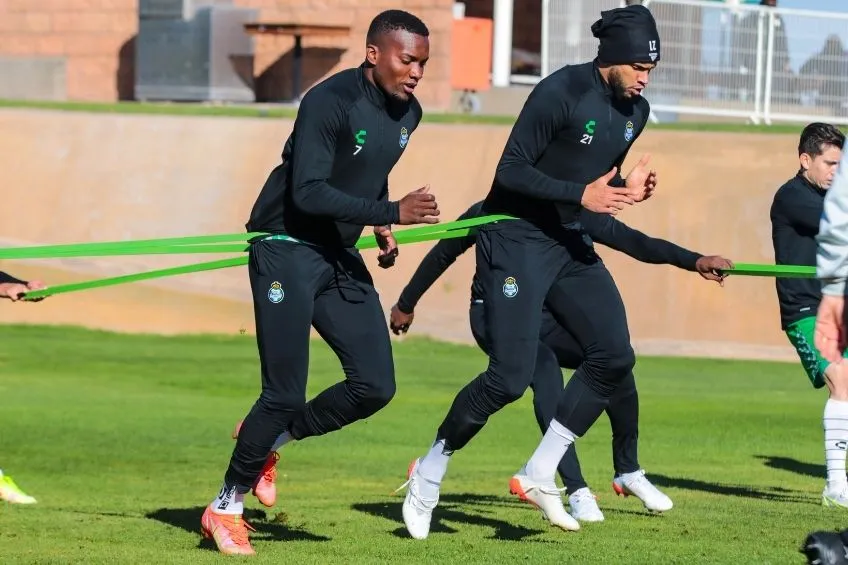 Jugadores de Santos en un entrenamiento