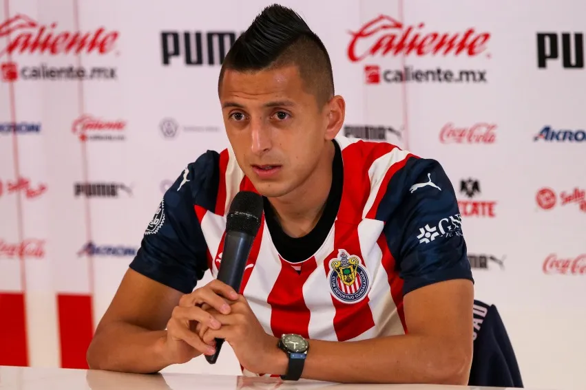 Roberto Alvarado en su presentación con Chivas