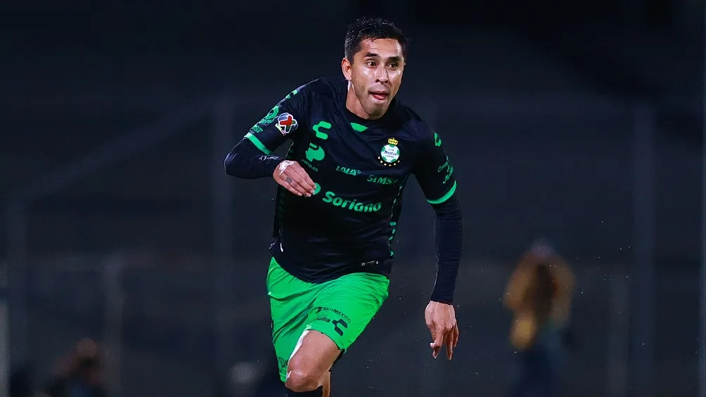 Jesús Isijara jugando partido con Santos en la Liga MX