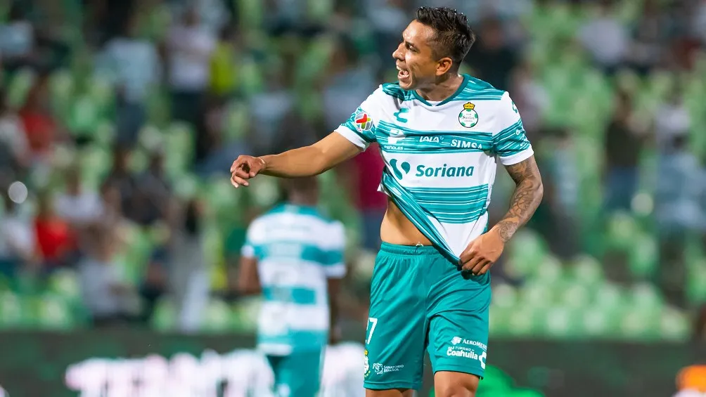 Jesús Isijara jugando partido con Santos en la Liga MX