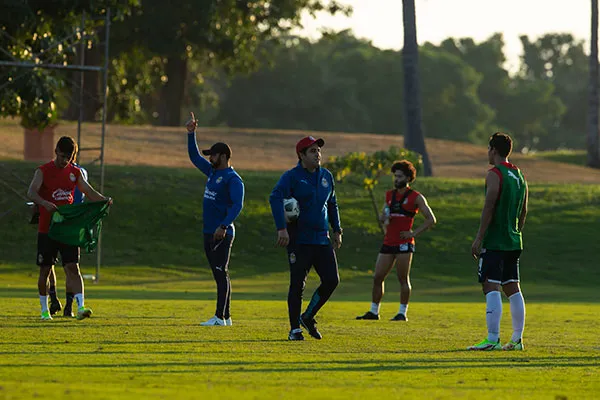 El estratega durante una práctica en pretemporada