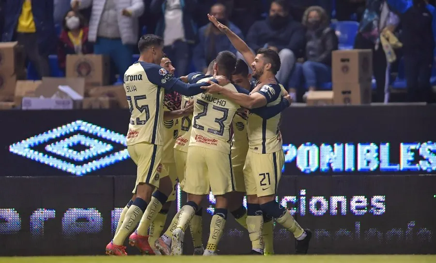 Jugadores del América celebran gol de Salvador Reyes