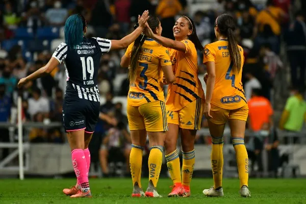 Jugadoras de Rayadas y Tigres en la cancha