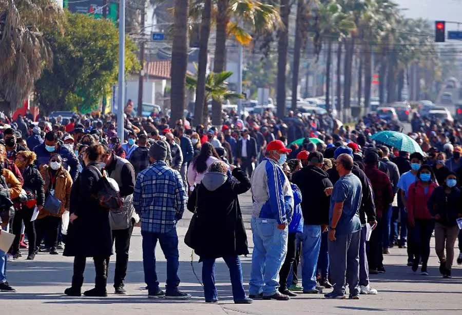 Fila de vacunación contra covid-19 en Baja California