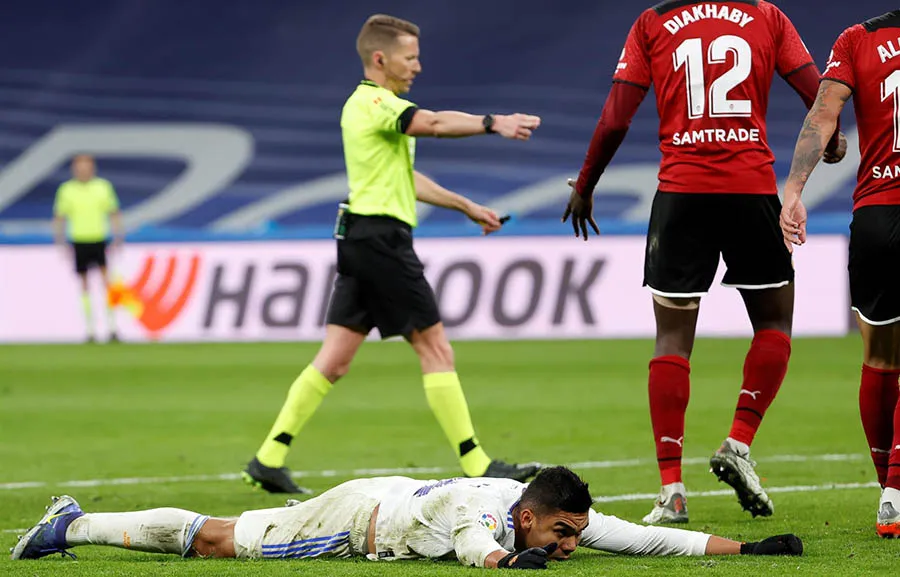Casemiro en el césped tras recibir falta