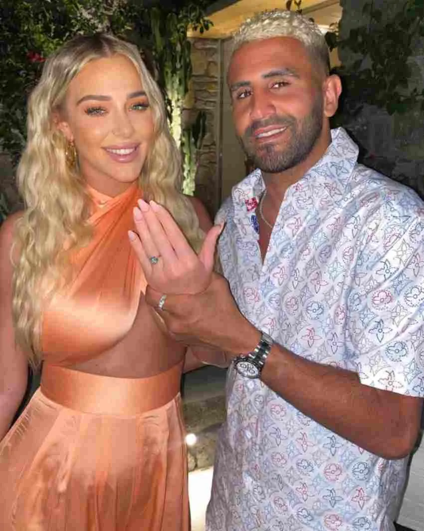 Riyard y Taylor con el anillo de compromiso