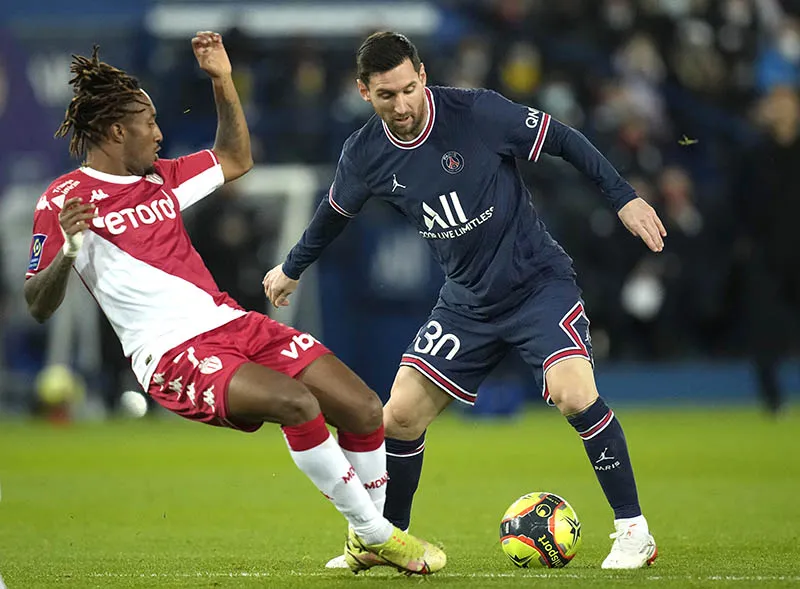 Lionel Messi durante un duelo con el PSG