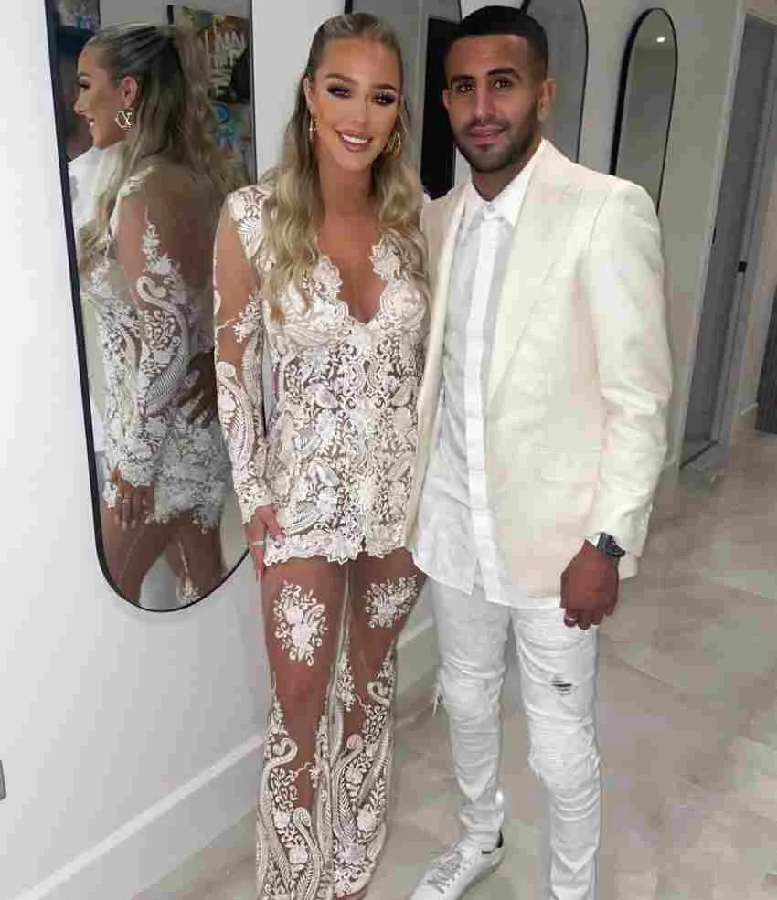 Mahrez y su esposa previo a un evento