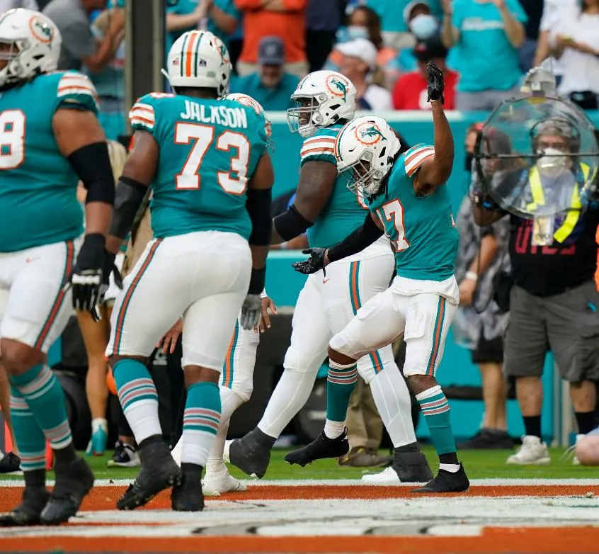 Jugadores de los Dolphins celebran un touchdown