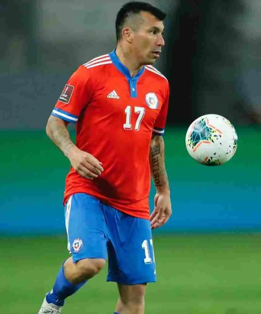 INSTAGRAM: @gary_medel17 Medel jugando con Chile