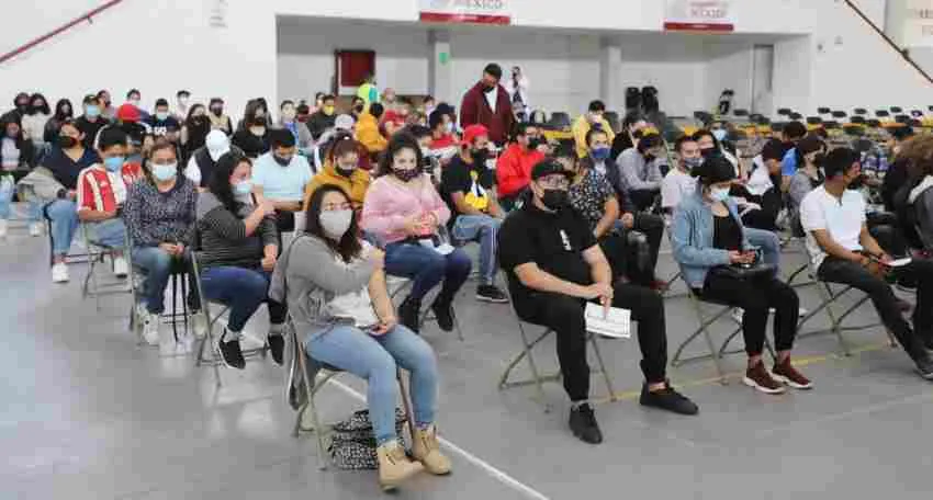 TWITTER: @GobCDMX Capitalinos tras ser vacunados