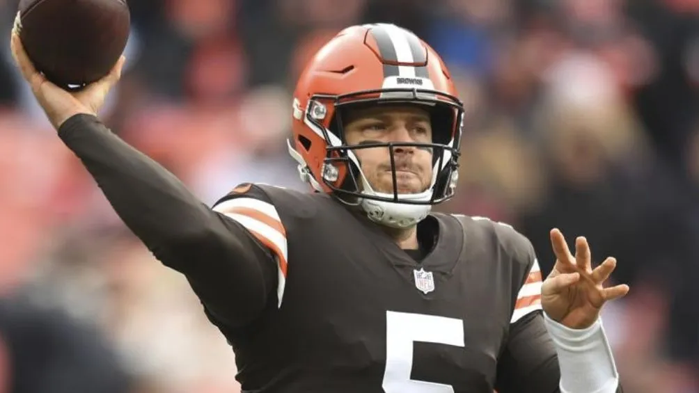 Keenum lanzando el balón