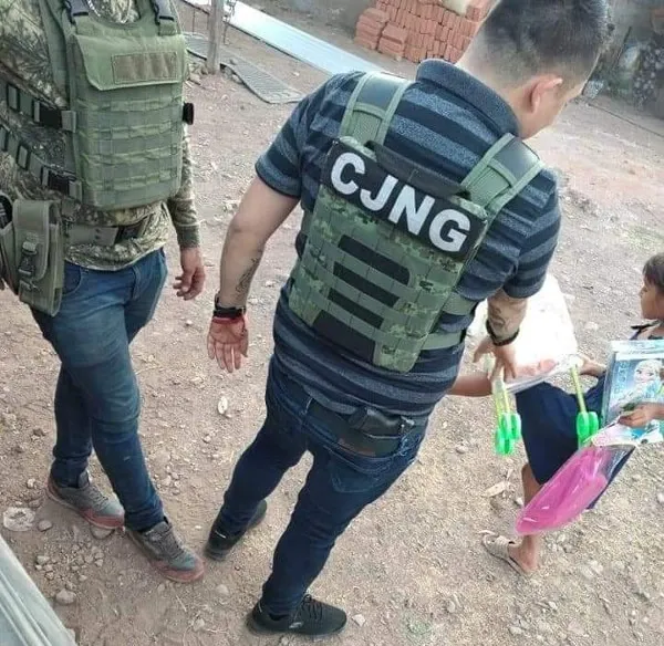 Cártel Jalisco Nueva Generación durante entrega de juguetes en 2021 en Aguaje, Michoacán