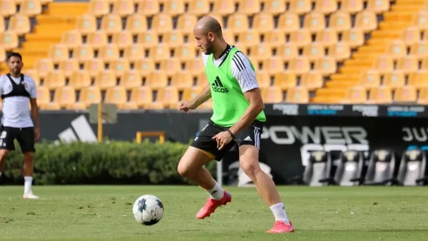 TWITTER @TigresOficial Carlos González durante entrenamiento con Tigres previo a partido contra Venados