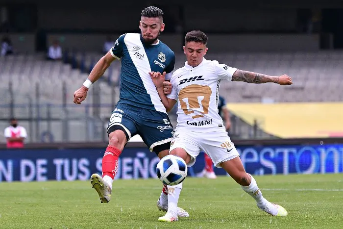 Marco García en acción con Pumas
