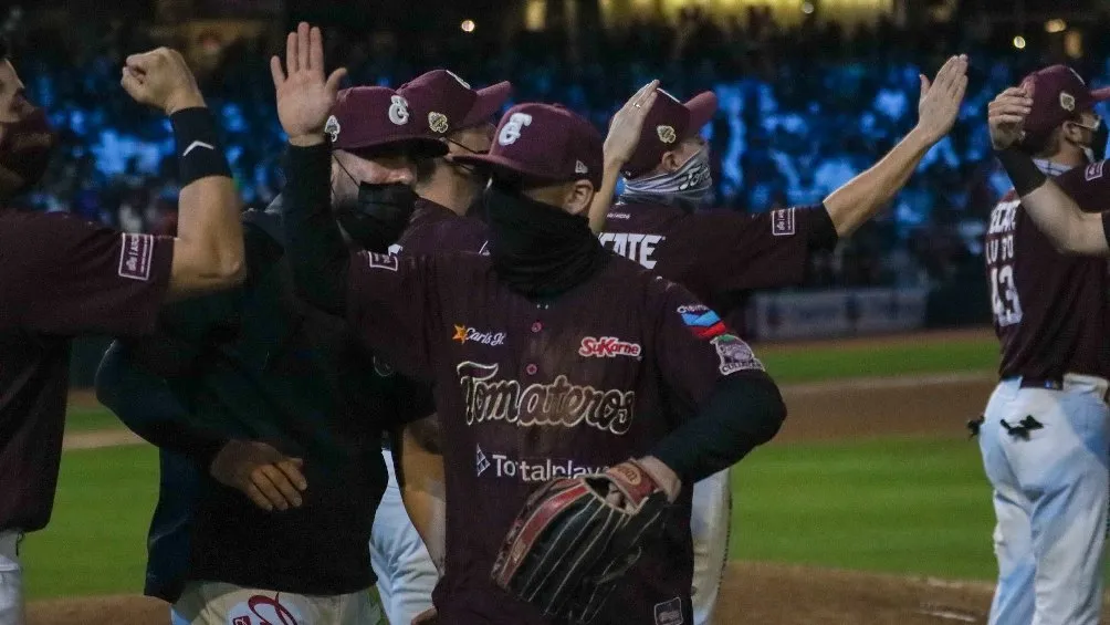 Tomateros de Culiacán festejando victoria ante Algodoneros