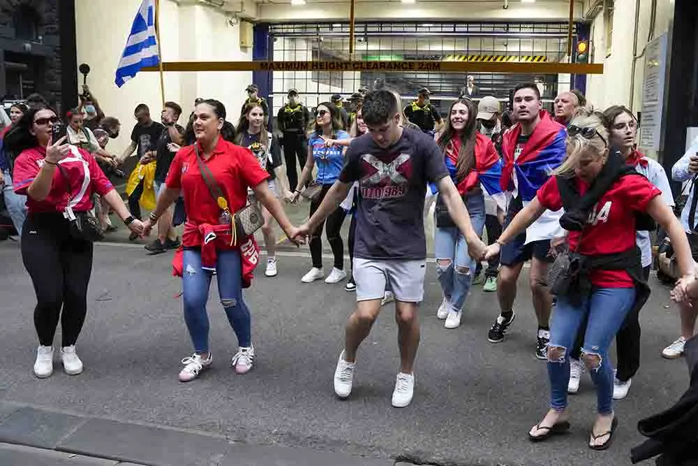Apoyo de gente a Djokovic por su situación en Australia