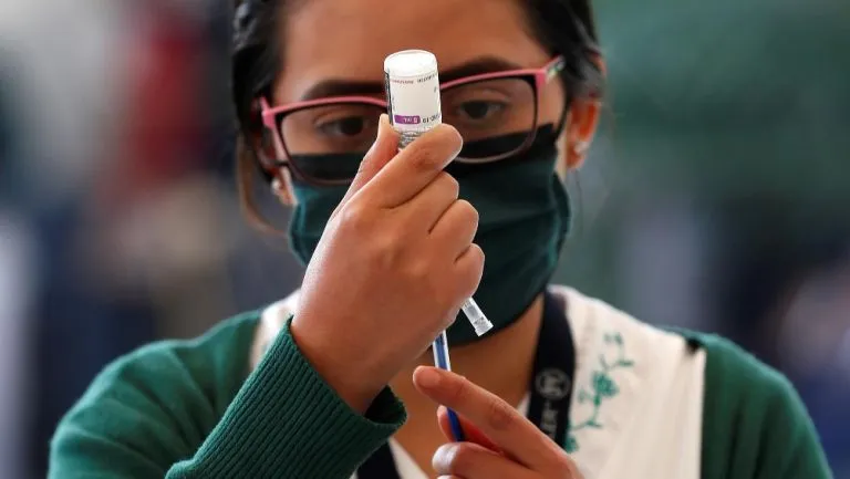 Enfermera prepara dosis contra Covid-19