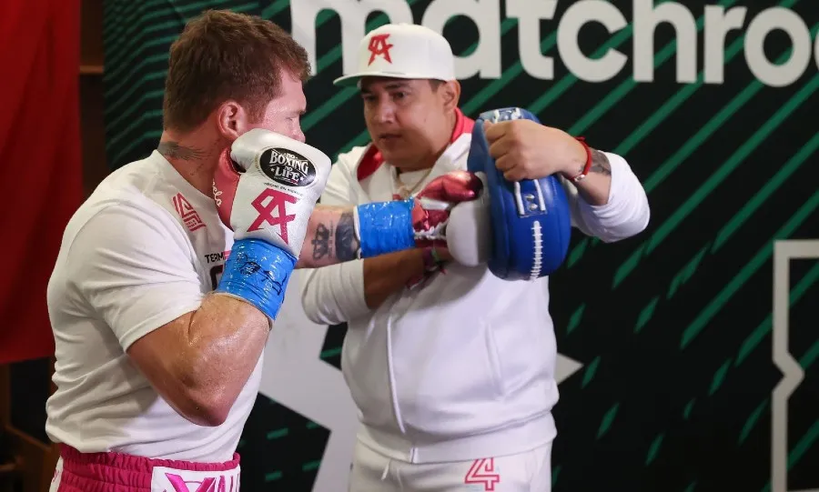 Reynoso con Canelo en calentamiento