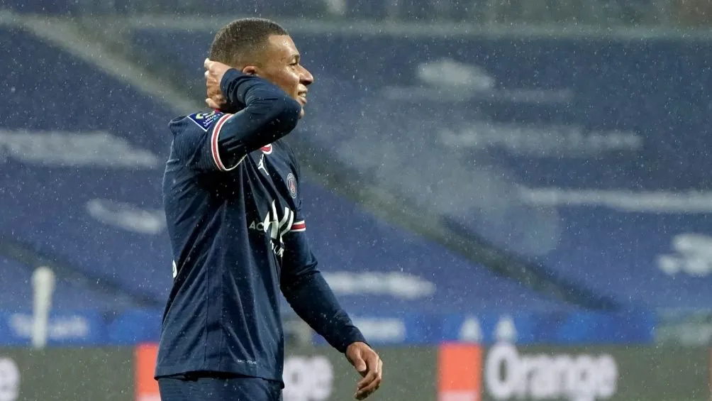 AP Mbappé en partido con el PSG