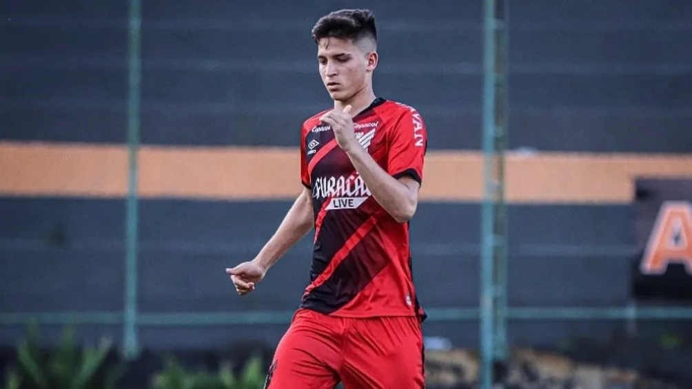 INSTAGRAM | @GGUSTAVOBRAGA Gustavo Braga jugando partido de futbol en Brasil