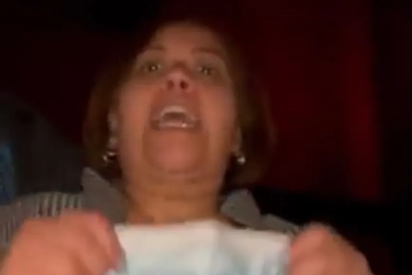 La mujer discutiendo por el cubrebocas