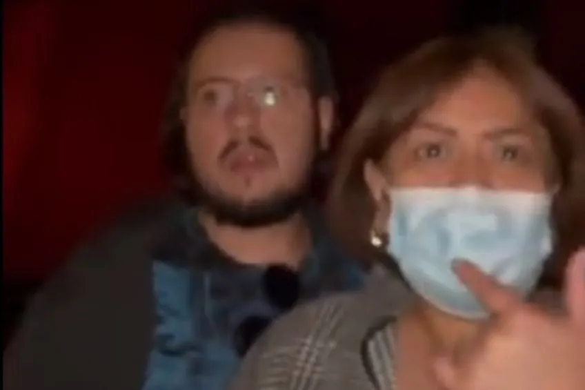 La mujer tras ponerse el cubrebocas