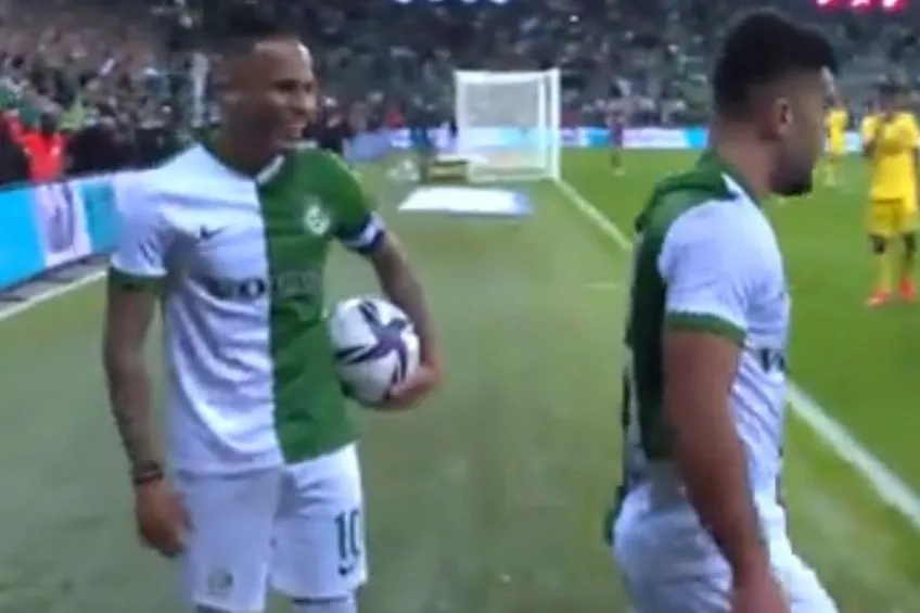 ESPECIAL Jugador del Maccabi Haifa felicitando a su compañero