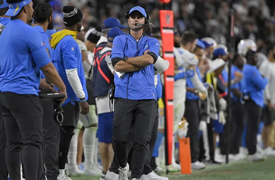 Brandon Staley en el juego ante Raiders