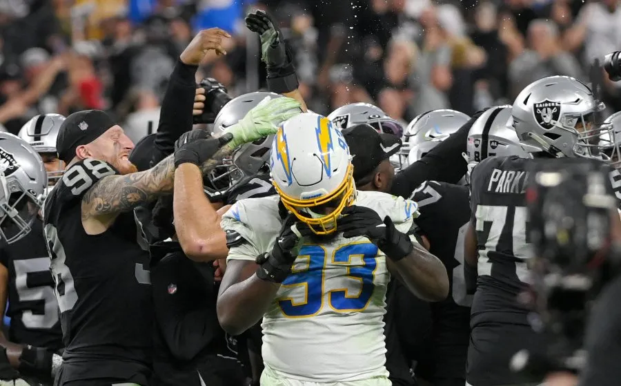 Jugadores de Raiders celebran el triunfo