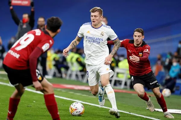 EFE Toni Kroos ante jugadores del Valencia