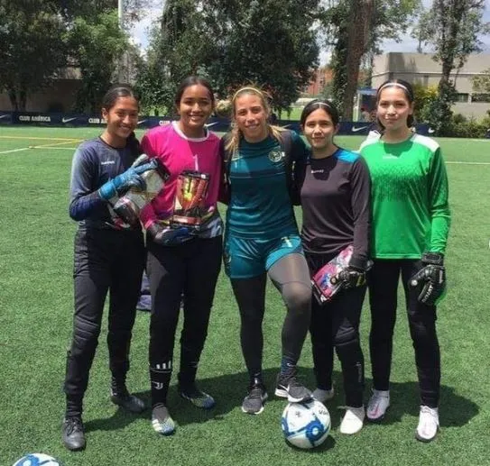 INSTAGRAM @mayatierrablanca Maya Tierrablanca junto a Renata Masciarelli y el grupo de porteras azulcrema