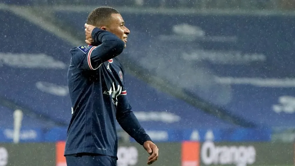 AP Mbappé en partido con el PSG
