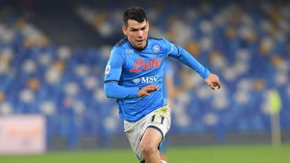 Lozano en un partido con el Napoli