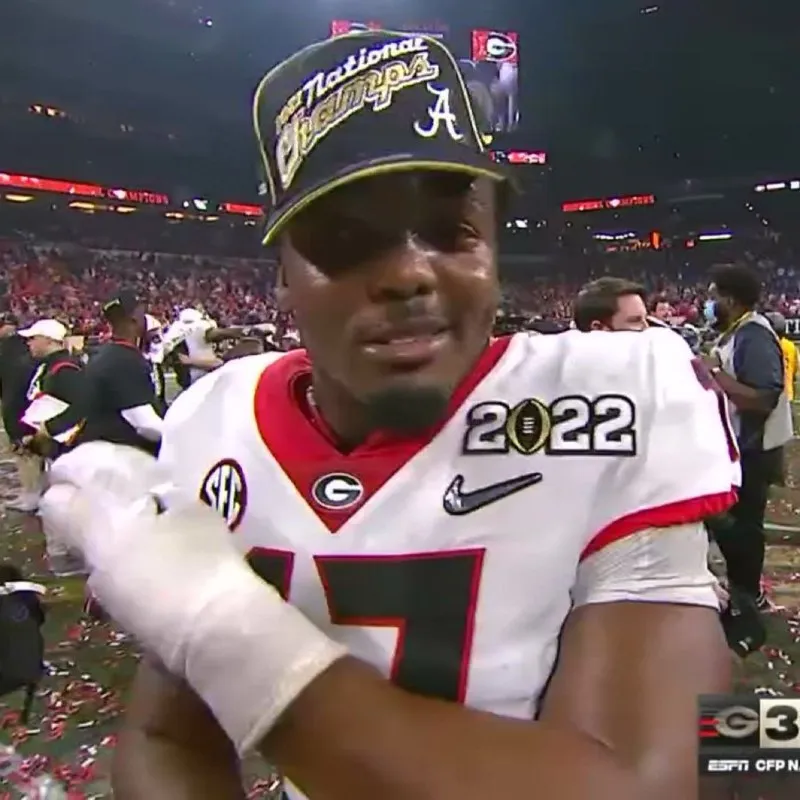 Nakobe Dean con la gorra de Alabama campeón